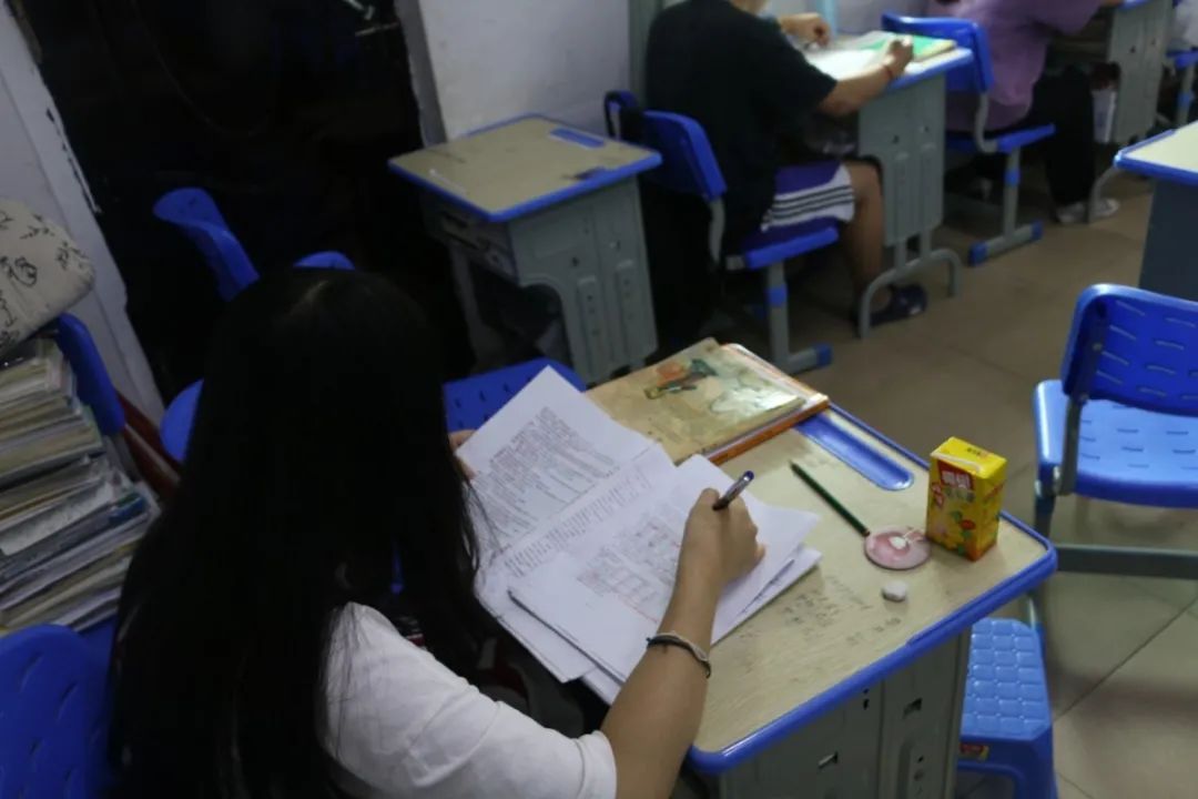 聚力拼搏 綻放七月——?？邳S岡金盤高級中學(xué)舉行高三二模考試