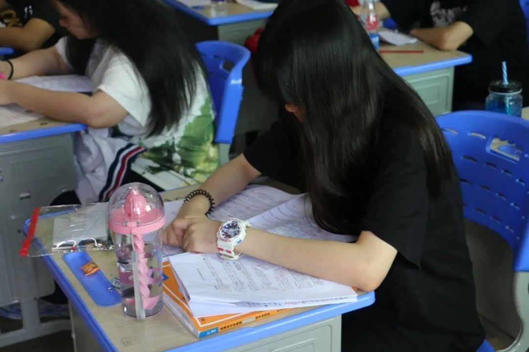 聚力拼搏 綻放七月——?？邳S岡金盤高級中學舉行高三二?？荚?  /></p>
</section>
<section style=