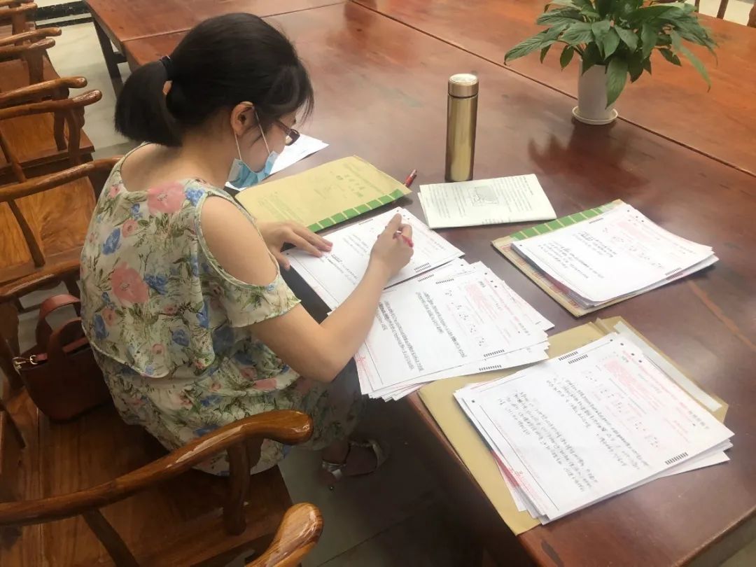 聚力拼搏 綻放七月——?？邳S岡金盤高級中學舉行高三二?？荚?  /></p>
</section>
<section >
<p><br  /></p>
</section>
<section style=