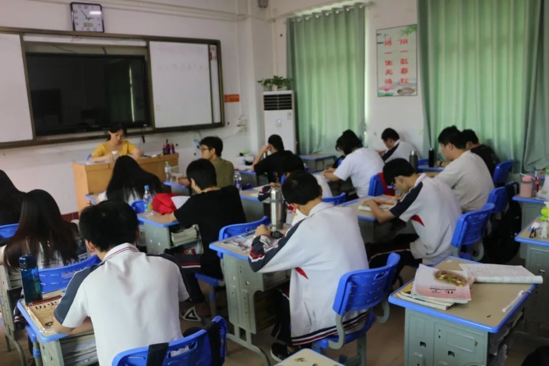 聚力拼搏 綻放七月——?？邳S岡金盤高級中學(xué)舉行高三二?？荚?  /></p>
</section>
<section >
<p><br  /></p>
</section>
<section style=