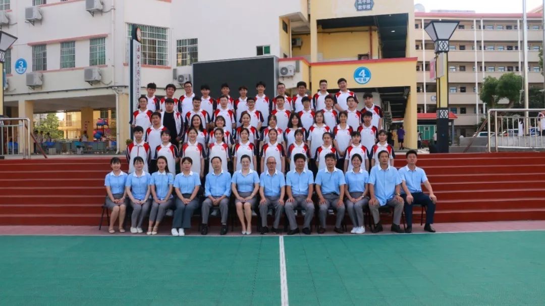 定格青春，感恩成長——黃岡金盤高中2020屆高三學(xué)子喜拍畢業(yè)照