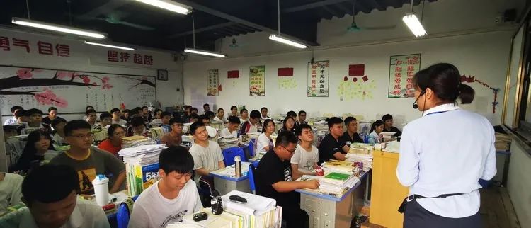 助力教學(xué) 沖刺高考——海南華僑中學(xué)、?？邳S岡金盤高級(jí)中學(xué)舉行高考備考研討會(huì)