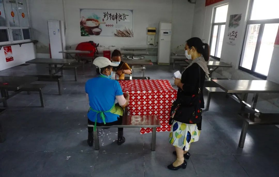 省教育廳韓主任一行蒞臨黃岡金盤高級中學(xué)開展2020春季開學(xué)復(fù)課專項(xiàng)檢查工作