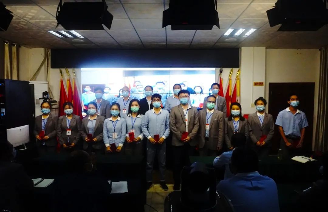 ?？邳S岡金盤高級中學(xué)召開全體教職工大會