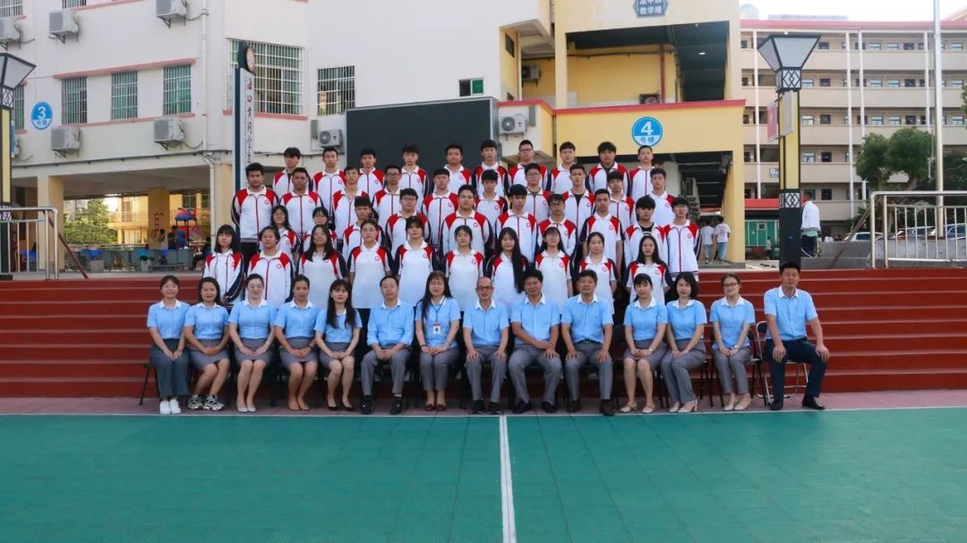 定格青春，感恩成長——黃岡金盤高中2020屆高三學(xué)子喜拍畢業(yè)照