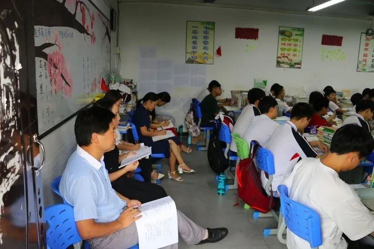 助力教學(xué) 沖刺高考——海南華僑中學(xué)、?？邳S岡金盤高級(jí)中學(xué)舉行高考備考研討會(huì)