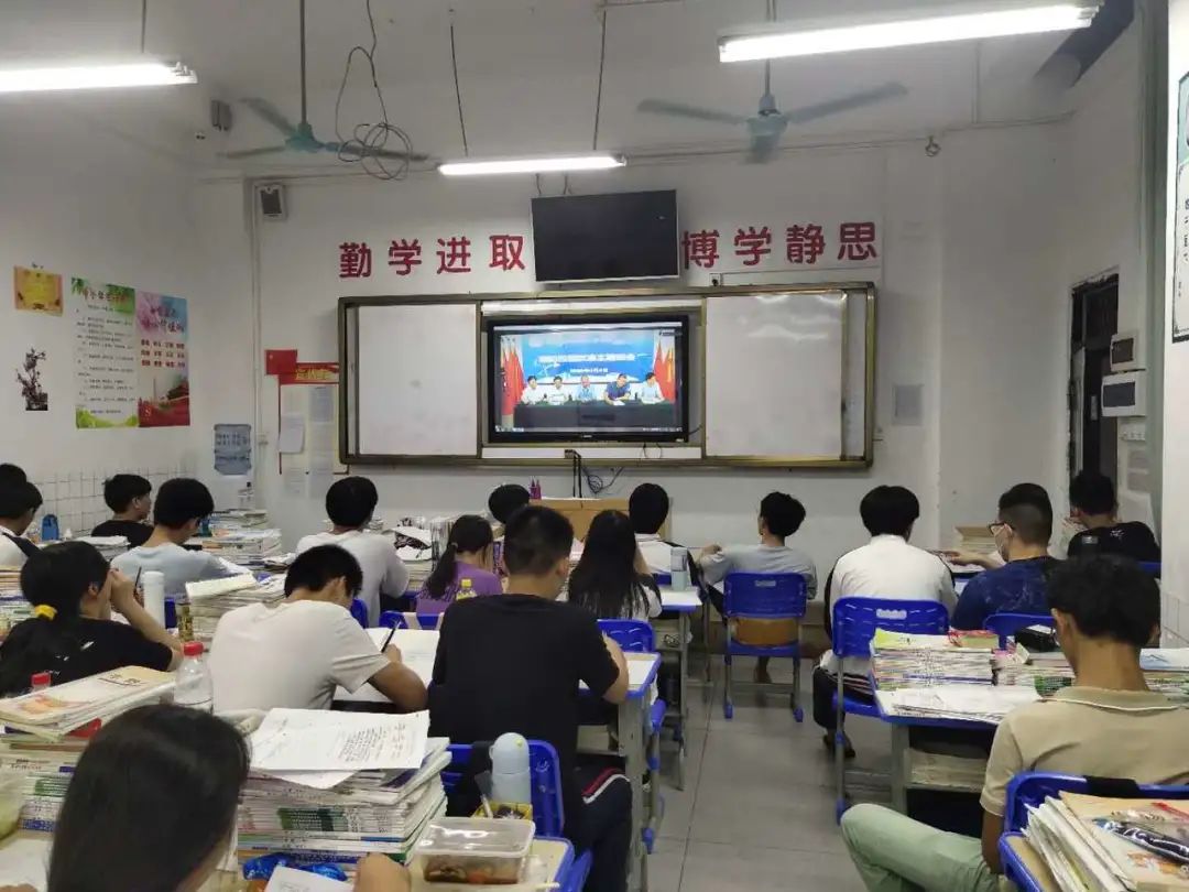 海口黃岡金盤(pán)高級(jí)中學(xué)開(kāi)展”共建平安校園，預(yù)防校園欺凌“主題班會(huì)