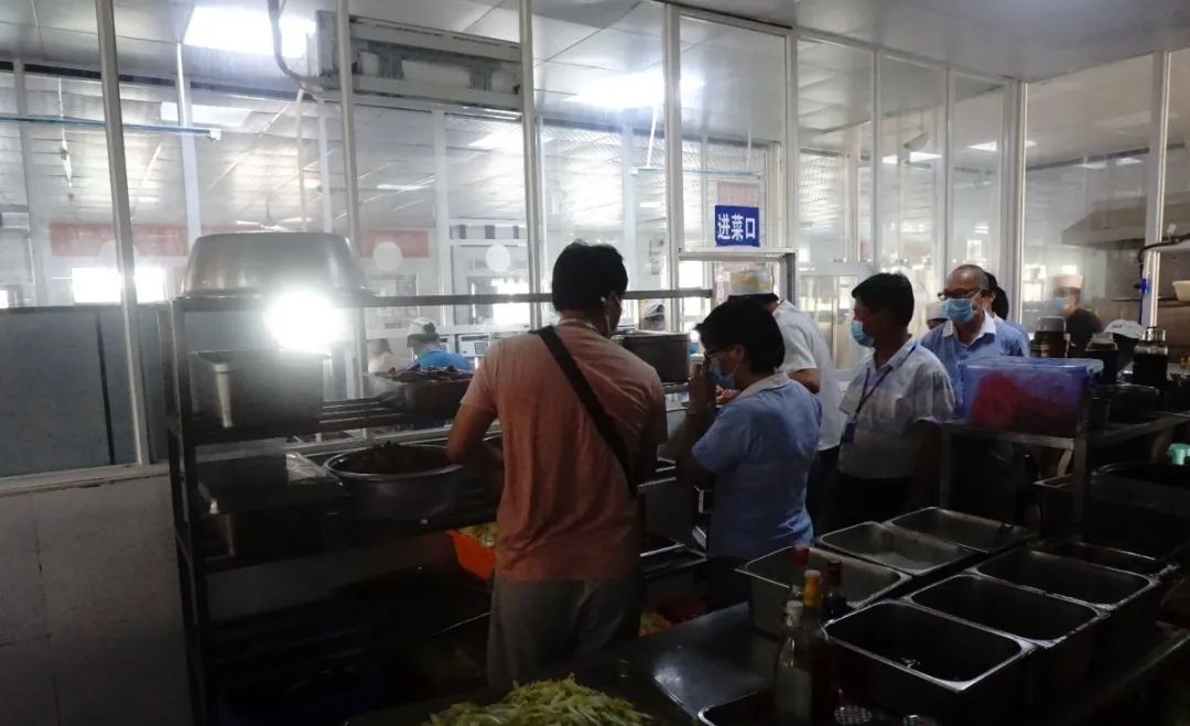 ?？谑惺袌霰O(jiān)督管理局來我校開展學校食堂專項檢查工作