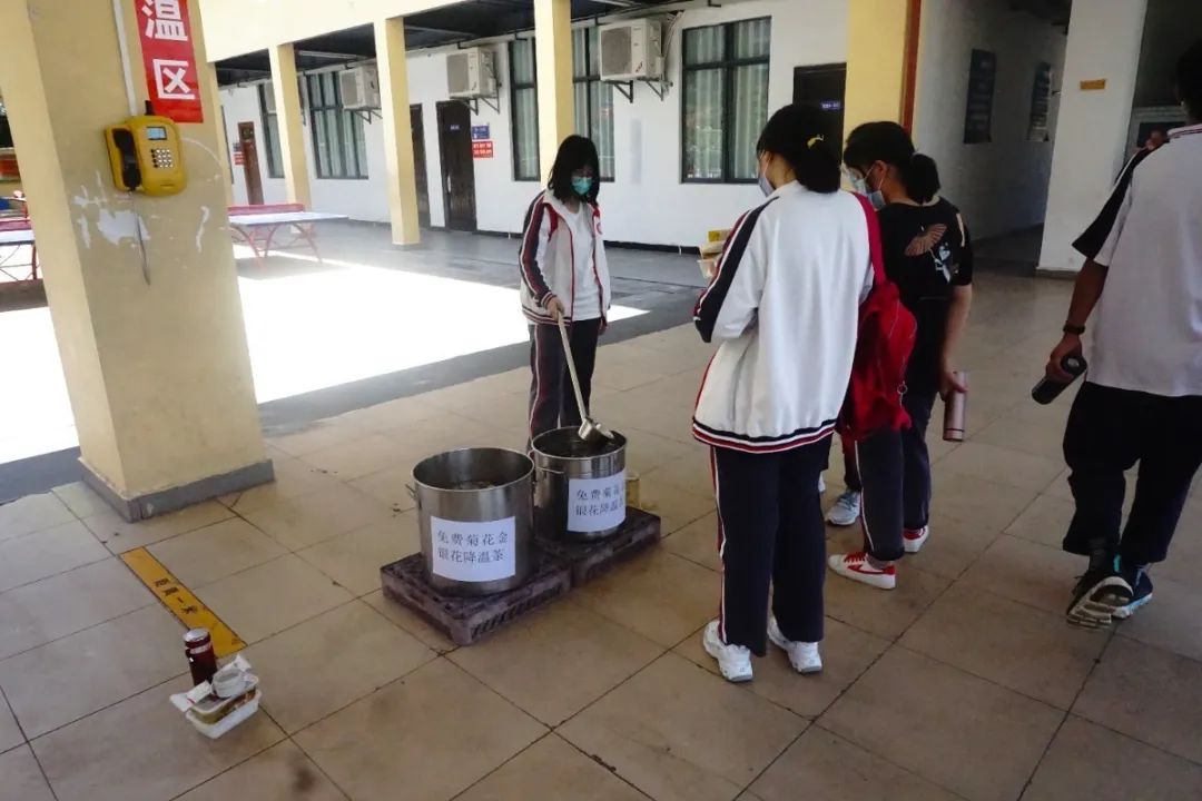 酷熱盛夏 炎日當(dāng)頭 金銀菊花茶夏日送清涼 酷熱盛夏 炎日當(dāng)頭 金銀菊花茶夏日送清涼