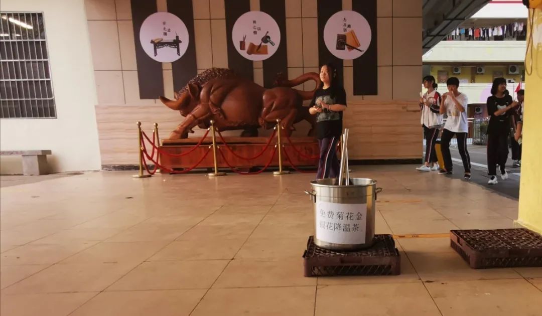 酷熱盛夏 炎日當(dāng)頭 金銀菊花茶夏日送清涼 酷熱盛夏 炎日當(dāng)頭 金銀菊花茶夏日送清涼