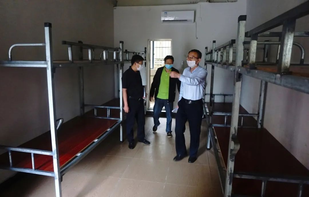 省教育廳韓主任一行蒞臨黃岡金盤高級中學(xué)開展2020春季開學(xué)復(fù)課專項(xiàng)檢查工作