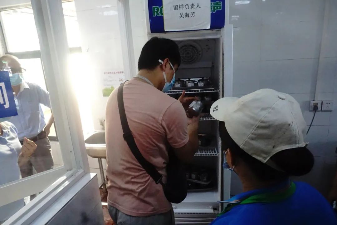 ?？谑惺袌霰O(jiān)督管理局來我校開展學校食堂專項檢查工作