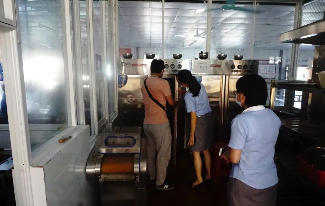 ?？谑惺袌霰O(jiān)督管理局來我校開展學校食堂專項檢查工作