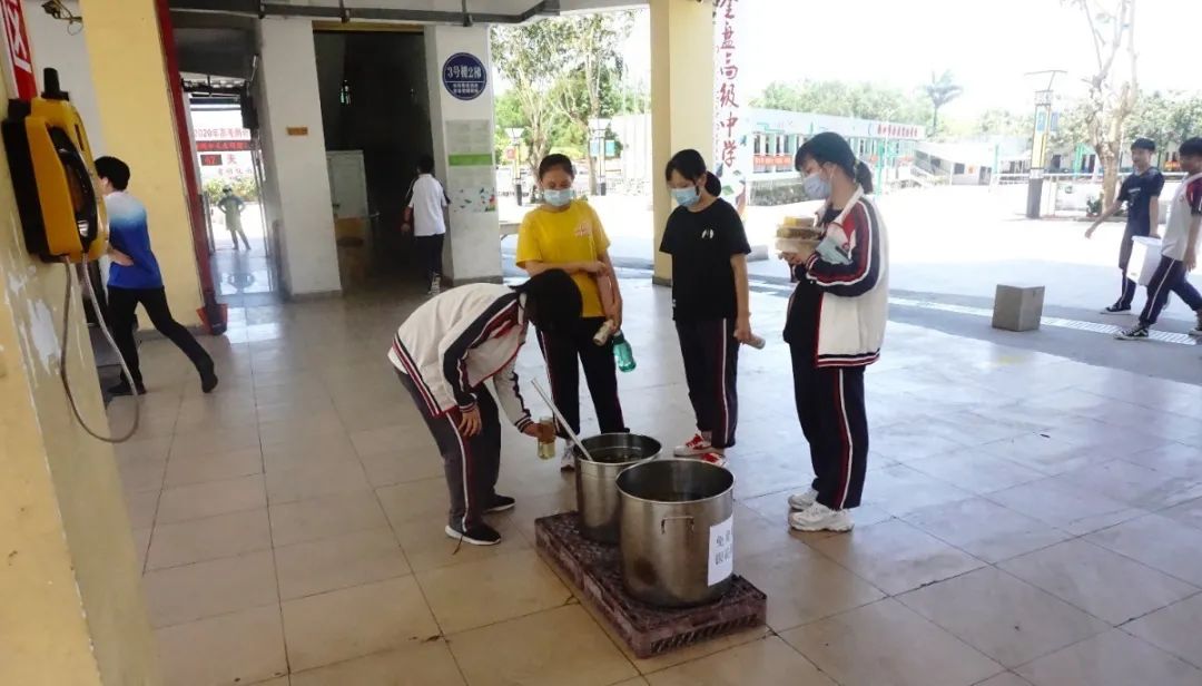 酷熱盛夏 炎日當(dāng)頭 金銀菊花茶夏日送清涼 酷熱盛夏 炎日當(dāng)頭 金銀菊花茶夏日送清涼