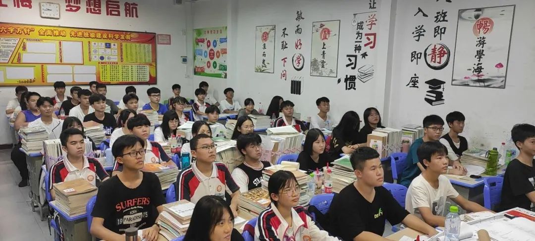 ?？邳S岡金盤(pán)高級(jí)中學(xué)開(kāi)展”共建平安校園，預(yù)防校園欺凌“主題班會(huì)