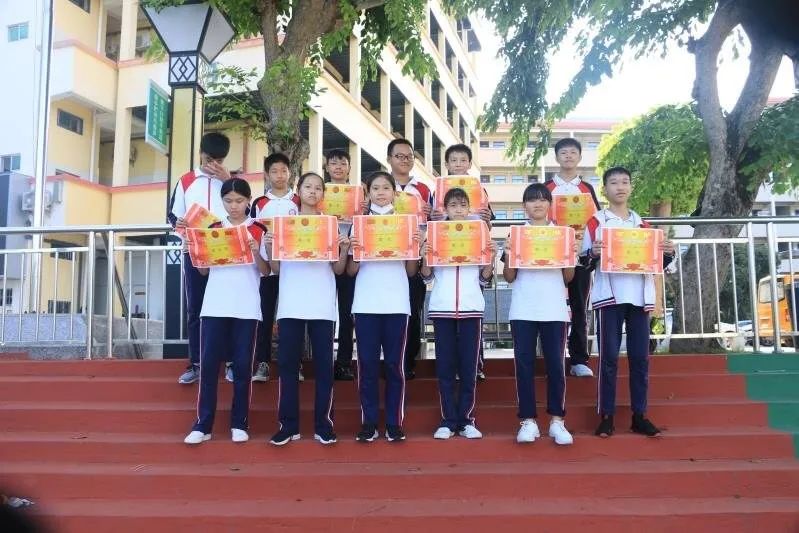 砥礪前行，激勵成長——黃岡金盤高級中學(xué)期中檢測總結(jié)表彰大會