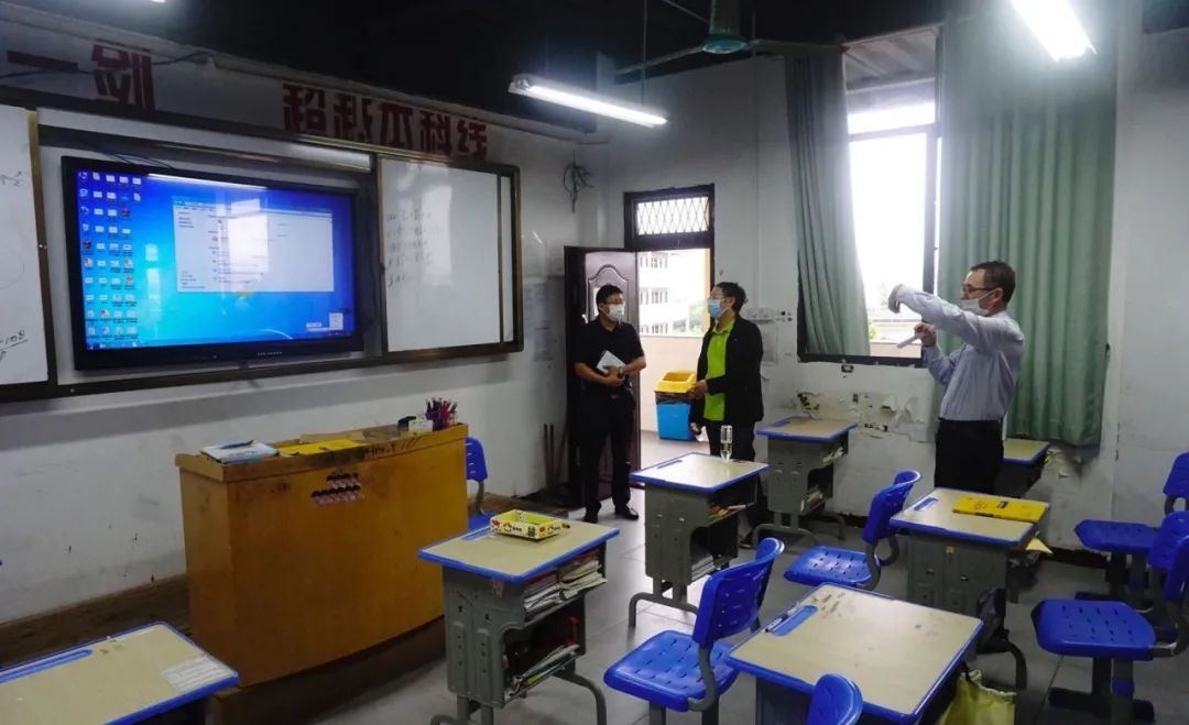 省教育廳韓主任一行蒞臨黃岡金盤高級中學(xué)開展2020春季開學(xué)復(fù)課專項(xiàng)檢查工作