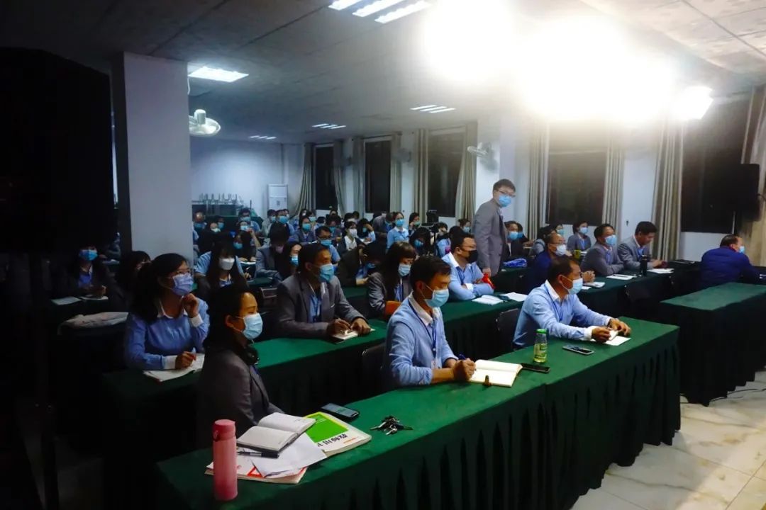 ?？邳S岡金盤高級中學(xué)召開全體教職工大會