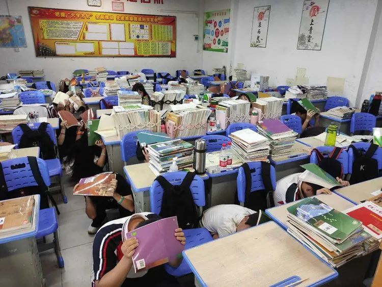 有備無(wú)患防患未然  應(yīng)急有方遇險(xiǎn)不慌——?？邳S岡金盤(pán)高級(jí)中學(xué)開(kāi)展防震應(yīng)急疏散演練