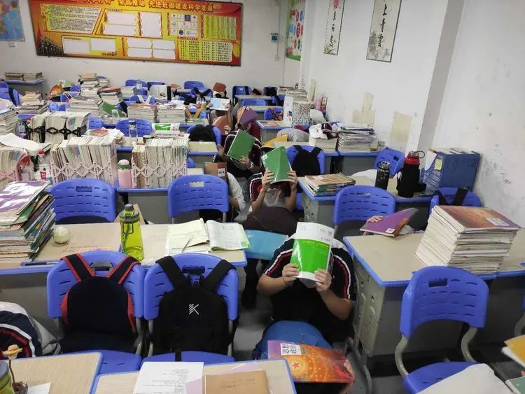 有備無(wú)患防患未然  應(yīng)急有方遇險(xiǎn)不慌——?？邳S岡金盤(pán)高級(jí)中學(xué)開(kāi)展防震應(yīng)急疏散演練