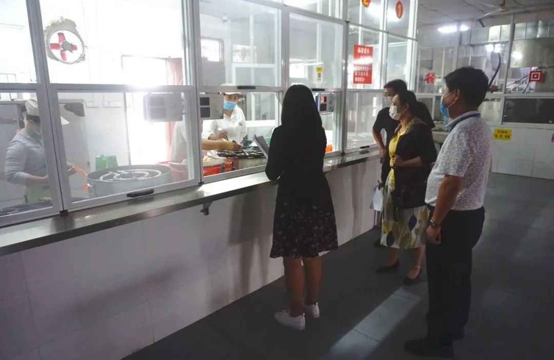 省教育廳韓主任一行蒞臨黃岡金盤高級中學(xué)開展2020春季開學(xué)復(fù)課專項(xiàng)檢查工作