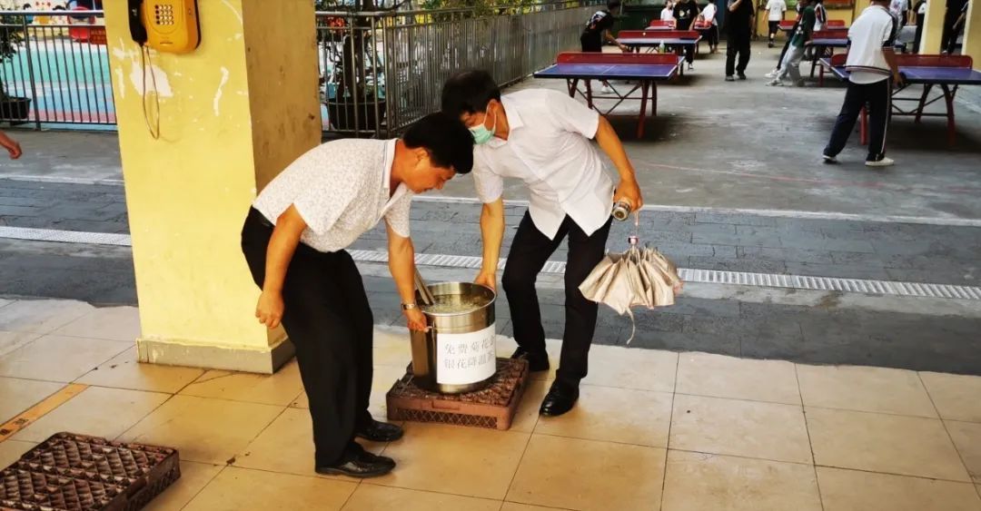 酷熱盛夏 炎日當(dāng)頭 金銀菊花茶夏日送清涼 酷熱盛夏 炎日當(dāng)頭 金銀菊花茶夏日送清涼