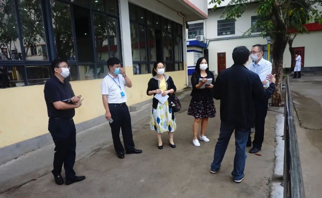 省教育廳韓主任一行蒞臨黃岡金盤高級中學(xué)開展2020春季開學(xué)復(fù)課專項(xiàng)檢查工作