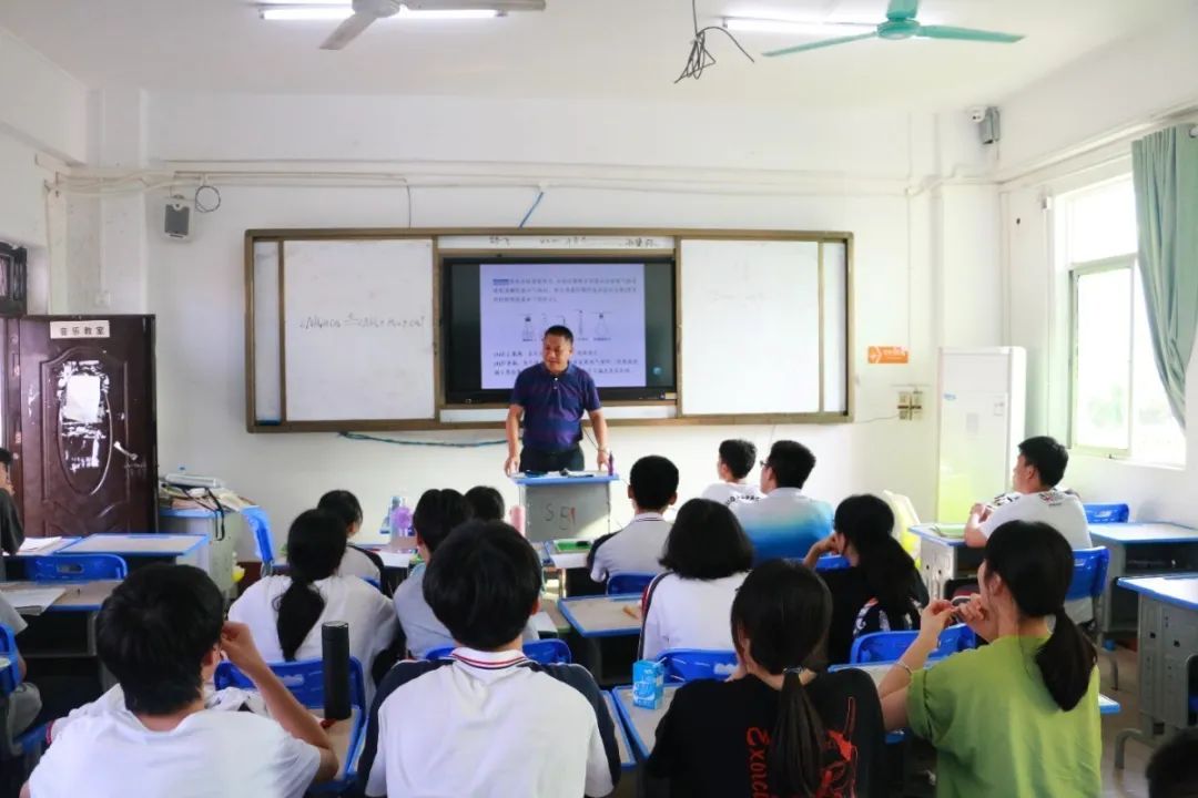 高端研討互學(xué)互鑒 資源共享共促共贏——記海南中學(xué)?？邳S岡金盤(pán)高級(jí)中學(xué)高考備考研討會(huì)