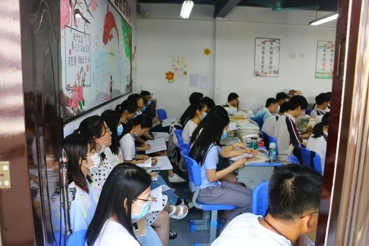 助力教學(xué) 沖刺高考——海南華僑中學(xué)、?？邳S岡金盤高級(jí)中學(xué)舉行高考備考研討會(huì)