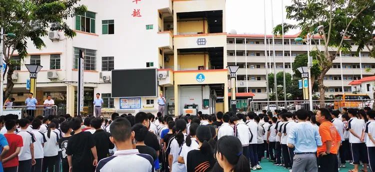 有備無(wú)患防患未然  應(yīng)急有方遇險(xiǎn)不慌——?？邳S岡金盤(pán)高級(jí)中學(xué)開(kāi)展防震應(yīng)急疏散演練