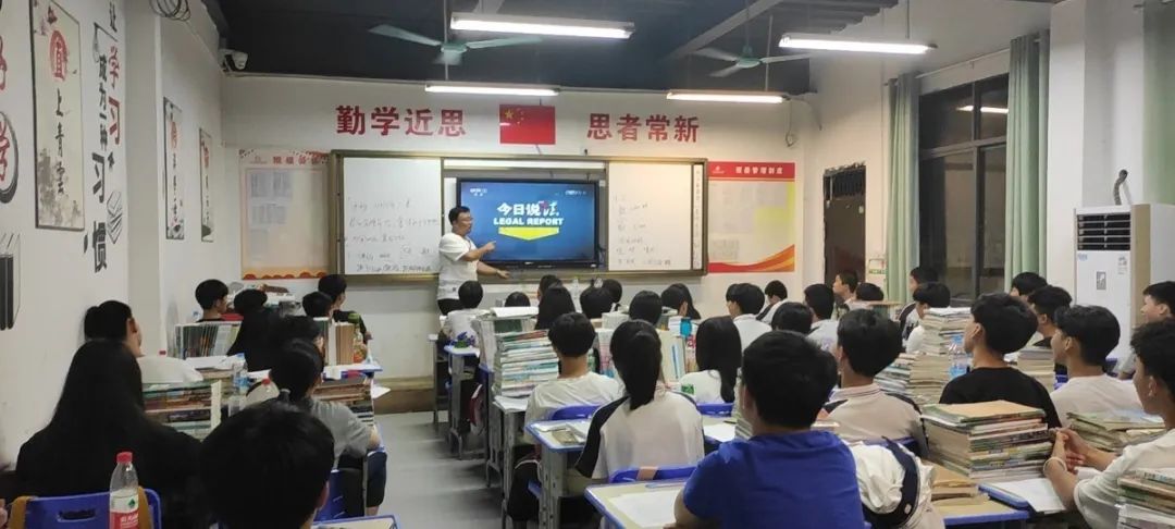 海口黃岡金盤(pán)高級(jí)中學(xué)開(kāi)展”共建平安校園，預(yù)防校園欺凌“主題班會(huì)