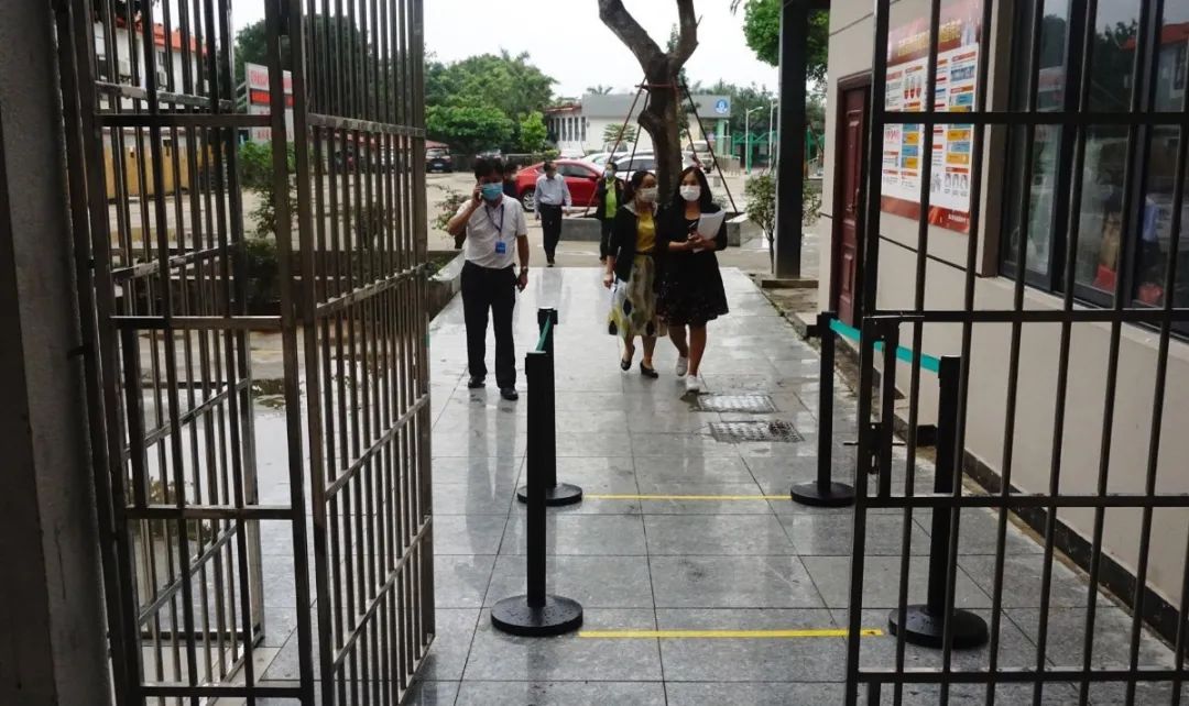 省教育廳韓主任一行蒞臨黃岡金盤高級中學(xué)開展2020春季開學(xué)復(fù)課專項(xiàng)檢查工作