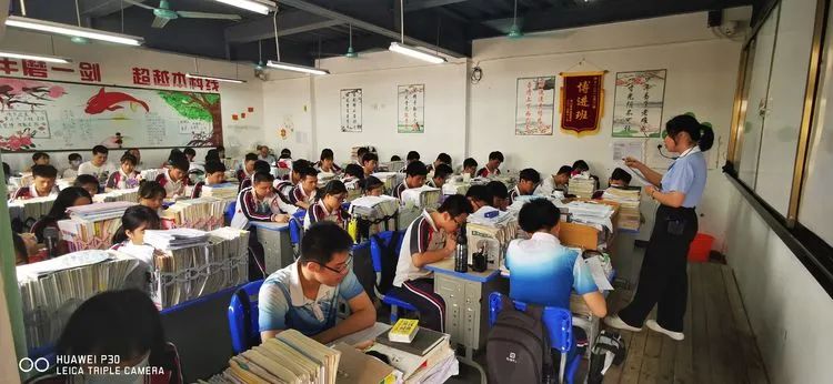 助力教學(xué) 沖刺高考——海南華僑中學(xué)、?？邳S岡金盤高級(jí)中學(xué)舉行高考備考研討會(huì)