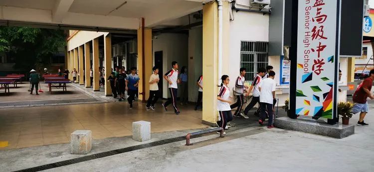 有備無(wú)患防患未然  應(yīng)急有方遇險(xiǎn)不慌——?？邳S岡金盤(pán)高級(jí)中學(xué)開(kāi)展防震應(yīng)急疏散演練