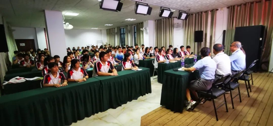 五四精神，你我傳承——記海口黃岡金盤高級中學5月份新團員入團宣誓儀式