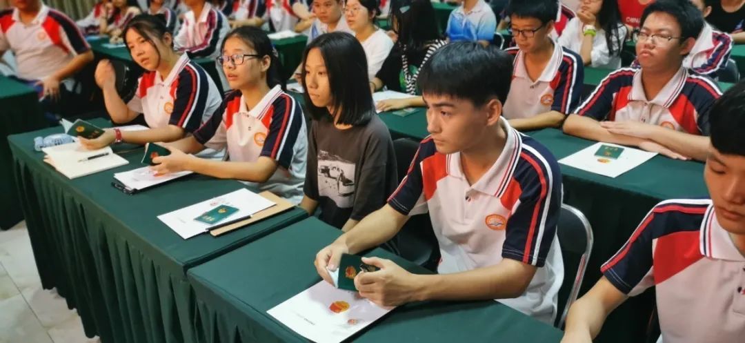 五四精神，你我傳承——記?？邳S岡金盤高級中學5月份新團員入團宣誓儀式