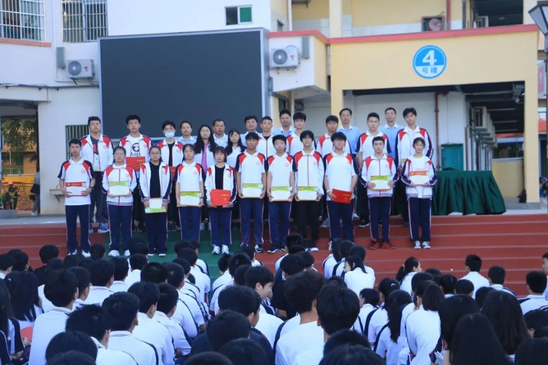 策馬揚(yáng)鞭踏征程 勇立潮頭創(chuàng)佳績(jī)——海口黃岡金盤(pán)高級(jí)中學(xué)2020春季期中考試表彰大會(huì)紀(jì)實(shí)