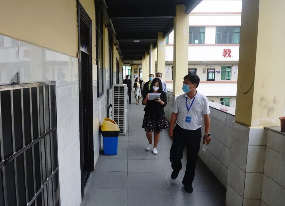 省教育廳韓主任一行蒞臨黃岡金盤高級中學(xué)開展2020春季開學(xué)復(fù)課專項(xiàng)檢查工作