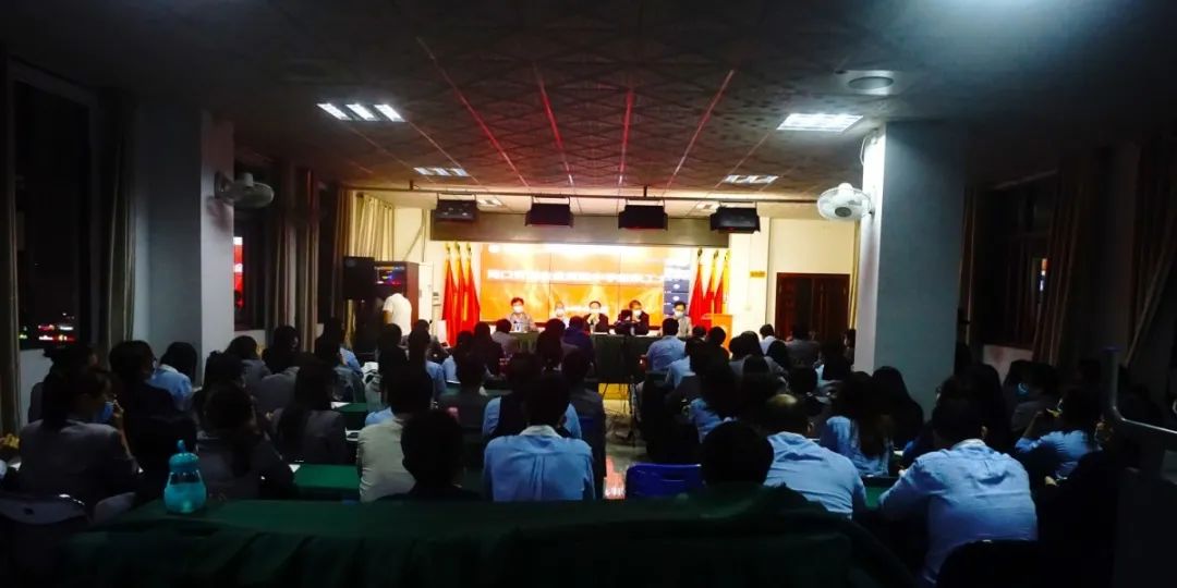 ?？邳S岡金盤高級中學(xué)召開全體教職工大會