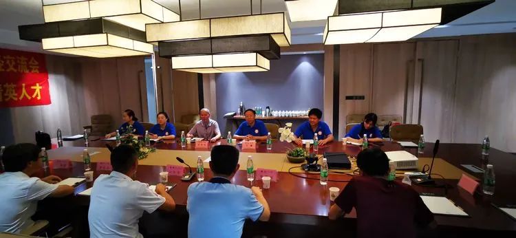 在教授縣學(xué)習(xí)教育 育海南島精英人才——?？邳S岡金盤高級(jí)中學(xué)赴蘄春一中研修