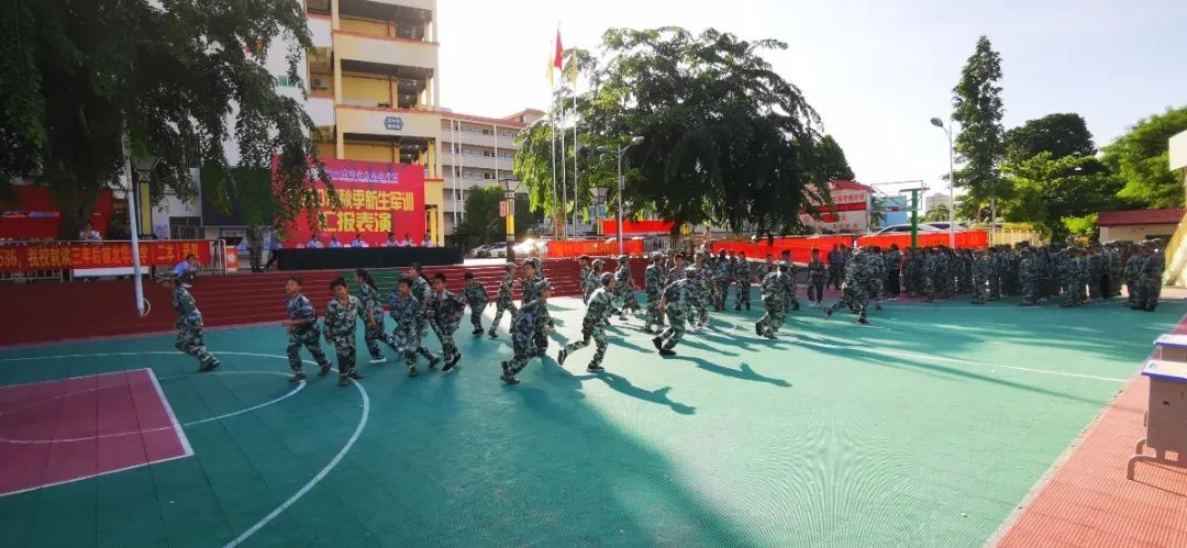 迷彩青春 乘風(fēng)起航——記海口黃岡金盤高級中學(xué)初中部2020級新生軍訓(xùn)總結(jié)大會