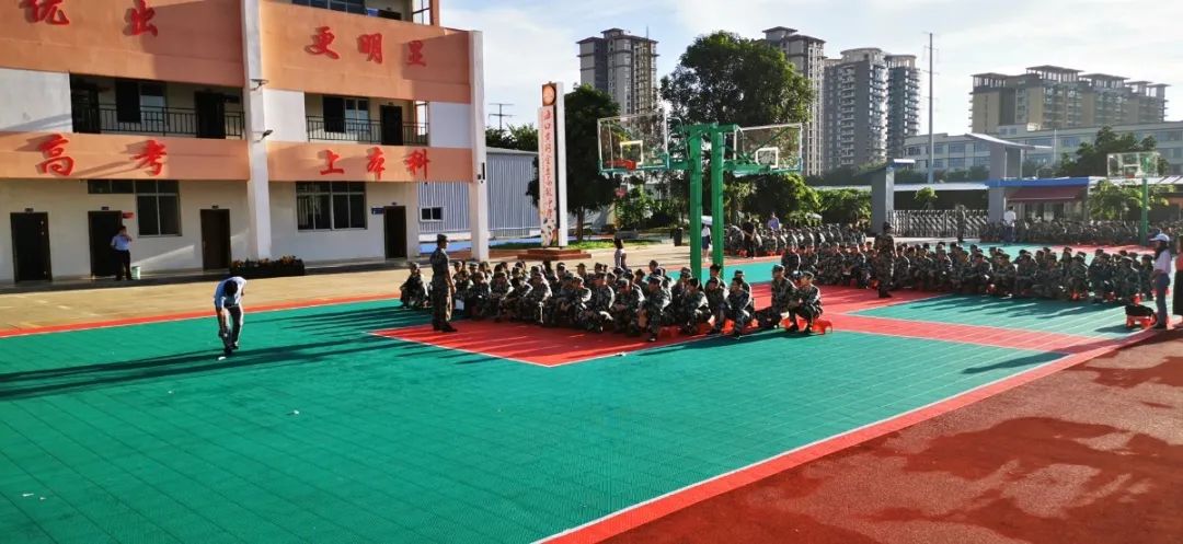 意氣風發(fā) 展我新顏——海口黃岡金盤高級中學2020級新生開學典禮暨軍訓動員大會