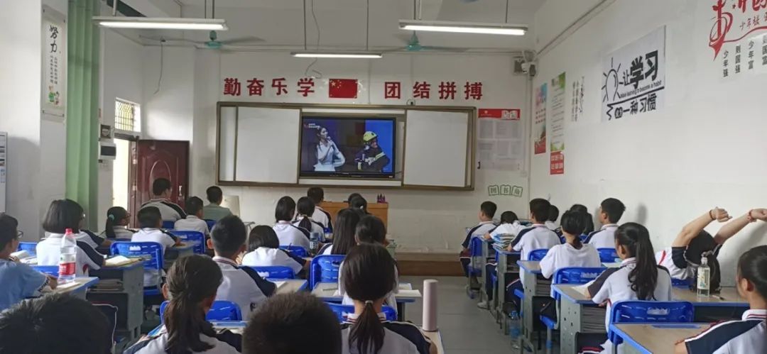 長鳴消防安全警鐘 筑牢防火防災墻壁——?？邳S岡金盤高級中學組織全體師生觀看消防安全公開課