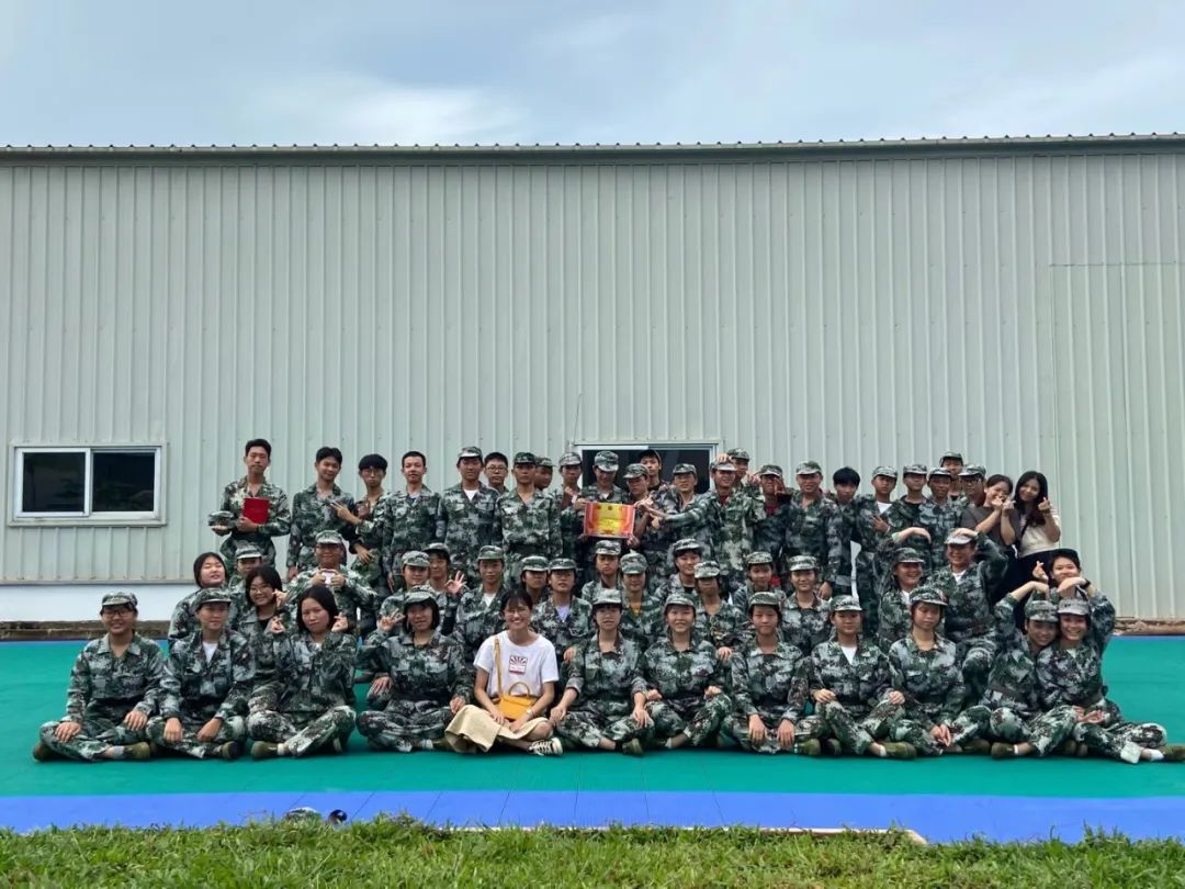 沙場點(diǎn)兵展英姿，燃我青春立遠(yuǎn)志——?？邳S岡金盤高級中學(xué)2020級新生軍訓(xùn)匯報(bào)表演暨總結(jié)表彰大會