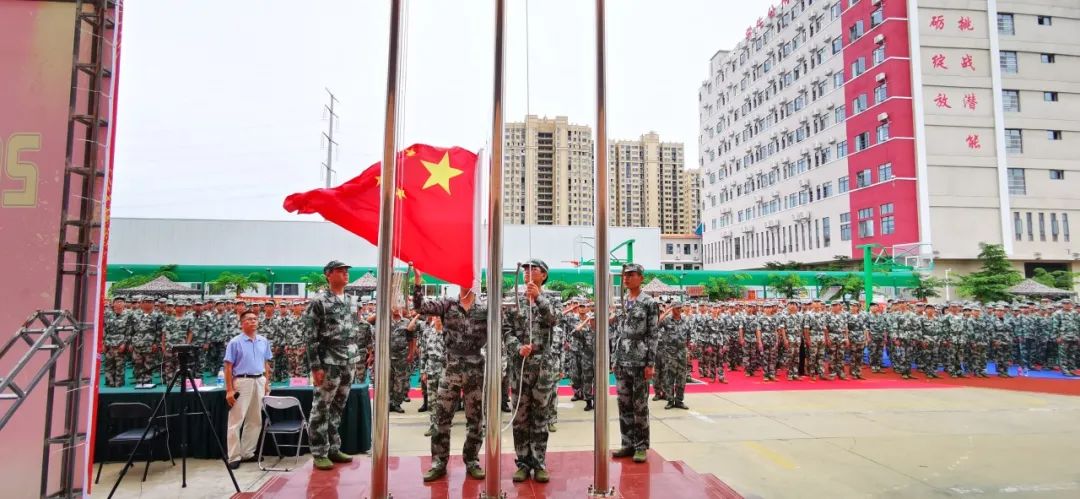 沙場點(diǎn)兵展英姿，燃我青春立遠(yuǎn)志——?？邳S岡金盤高級中學(xué)2020級新生軍訓(xùn)匯報(bào)表演暨總結(jié)表彰大會