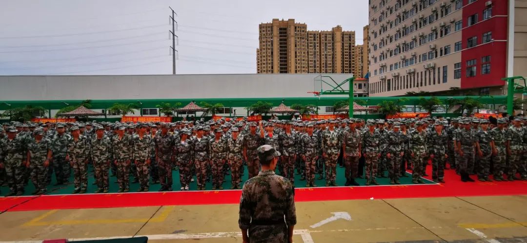 沙場點(diǎn)兵展英姿，燃我青春立遠(yuǎn)志——?？邳S岡金盤高級中學(xué)2020級新生軍訓(xùn)匯報(bào)表演暨總結(jié)表彰大會