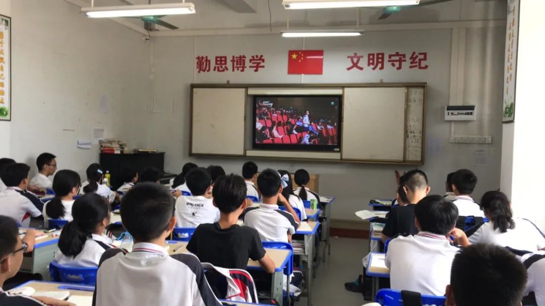 長鳴消防安全警鐘 筑牢防火防災墻壁——海口黃岡金盤高級中學組織全體師生觀看消防安全公開課