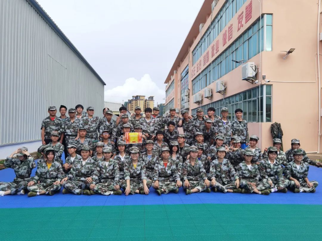 沙場點(diǎn)兵展英姿，燃我青春立遠(yuǎn)志——海口黃岡金盤高級中學(xué)2020級新生軍訓(xùn)匯報(bào)表演暨總結(jié)表彰大會