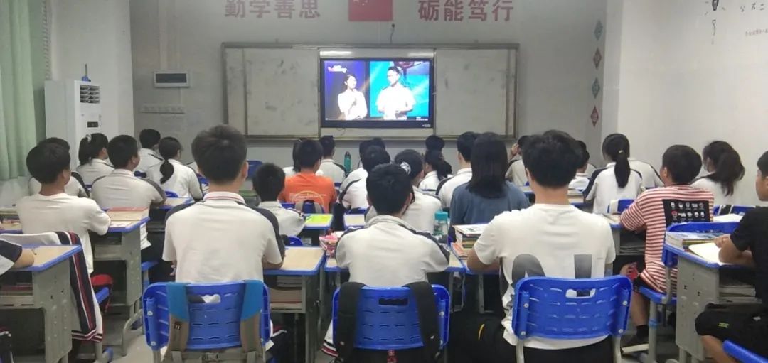 長鳴消防安全警鐘 筑牢防火防災墻壁——?？邳S岡金盤高級中學組織全體師生觀看消防安全公開課