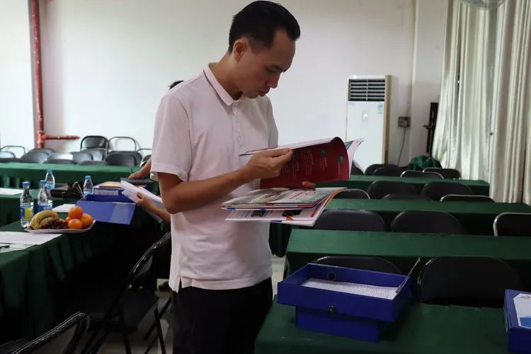 年檢促前行 乘勢再揚(yáng)帆——海口黃岡金盤高級中學(xué)迎接市教育局年檢工作檢查指導(dǎo)